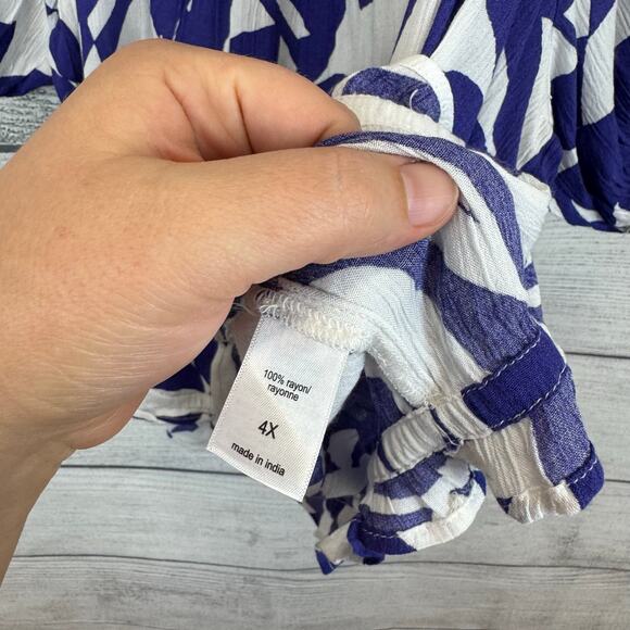 Maurices Plus Size Blue & White Floral Printed Lightweight Blouse Size 4X - Picture 6 of 9